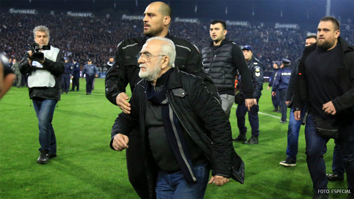 Presidente del PAOK ingresa con guardaespaldas a juego y lo interrumpe