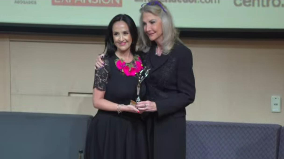 Gina Diez Barroso es reconocida con el Premio Impulso Emprendedor Edición Especial Mujer, que otorga la Asociación de Emprendedores de México.